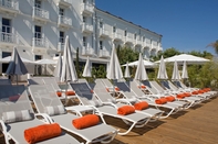 สระว่ายน้ำ Grand Hotel Des Sablettes Plage, Curio Collection By Hilton