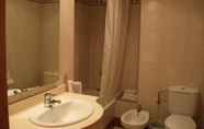 In-room Bathroom 3 Hotel Nou Casablanca