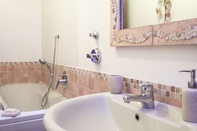 In-room Bathroom Altido Warm Family Flat