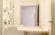 Toilet Kamar 2 ibis budget Toulon Centre