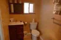 Toilet Kamar Abram Inn & Suites