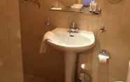 Toilet Kamar 5 Crystal Hotel