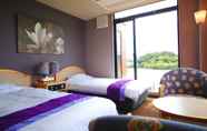 Kamar Tidur 4 Lakeside Hotel Little White Flower