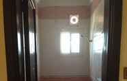 Toilet Kamar 6 Al Eairy Furnished Apartments Tabuk 4