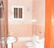 In-room Bathroom 6 Al Eairy Furnished apt Al Madinah 1