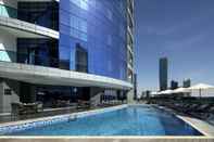 Swimming Pool Radisson Blu Hotel Dubai Waterfront