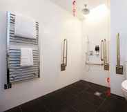 Toilet Kamar 6 Wilde Aparthotels by Staycity Covent Garden