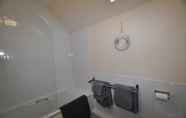 In-room Bathroom 4 6 Varis Apartments