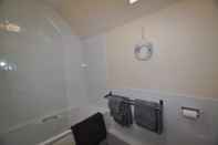 In-room Bathroom 6 Varis Apartments