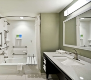 ห้องน้ำภายในห้อง 6 Home2 Suites By Hilton Maumee Toledo