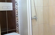 Toilet Kamar 2 Marsyas Hotel