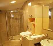 In-room Bathroom 4 Vip Concept Ada Residence - Adults Only