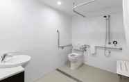 In-room Bathroom 6 Travelodge Hotel Sydney Airport