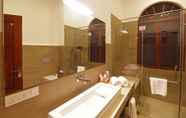 In-room Bathroom 4 Shakti Vani Ayu