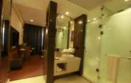In-room Bathroom 6 Hotel Pal Heights Mantra