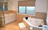 In-room Bathroom 6 Torquay Terrace Bed & Breakfast
