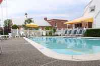 Swimming Pool Admiral Motel