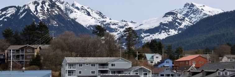 Exterior Longliner Lodge and Suites