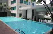 Kolam Renang 7 Summer Suites Express by Subhome - Hostel