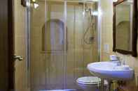 In-room Bathroom Palazzo Lauritano - Historic Rooms