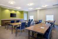 Functional Hall Home2 Suites by Hilton Oxford