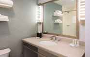 In-room Bathroom 4 Hilton Garden Inn Pittsburgh Airport
