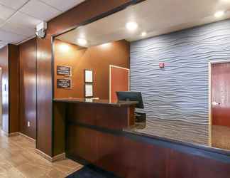 Lobi 2 Cobblestone Inn & Suites at UW Stout Downtown Menomonie