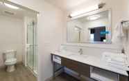 Phòng tắm bên trong 4 Hampton Inn & Suites Walterboro