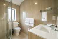 In-room Bathroom Golden Star Motel