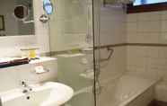 In-room Bathroom 7 Sofaraa Al Eman Hotel