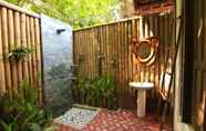 Toilet Kamar 7 Fox & The Firefly Cottages