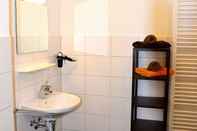 Toilet Kamar Boardinghouse - Stadtvilla Budget