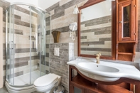 In-room Bathroom PIETRA ROSSA Luxury Rooms