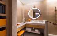 Toilet Kamar 7 Andaz Singapore - a concept by Hyatt