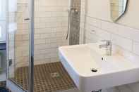 Toilet Kamar KONCEPT Hotel Zum Kostbaren Blut