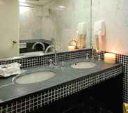 Toilet Kamar 5 Astir Patras Hotel