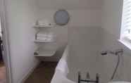 Toilet Kamar 2 Coombe House