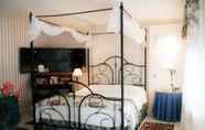 Kamar Tidur 4 1896 House Country Inn & Motels