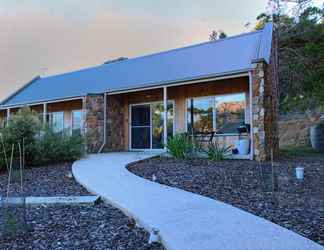 Exterior 2 Freycinet Stone Studio 6