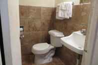 Toilet Kamar Travel Inn & Suites