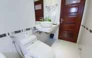 Toilet Kamar 2 Cherry Hotel 1