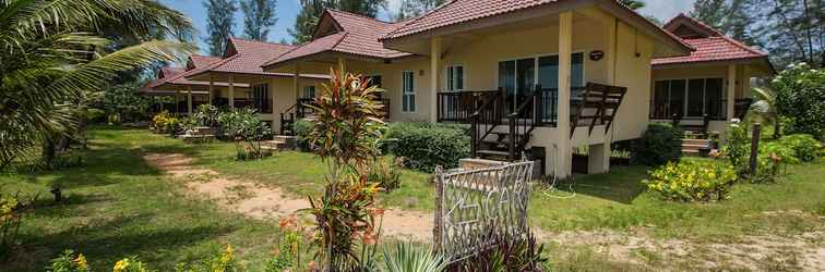 Exterior Pranee Beach Bungalows