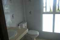 Toilet Kamar Pranee Beach Bungalows