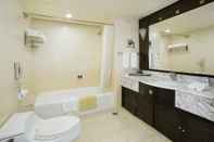 Phòng tắm bên trong World Traders Hotel Chongqing