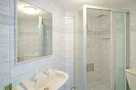 Phòng tắm bên trong Syrenense Apartments