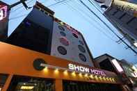 ภายนอกอาคาร Show Hotel