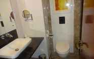 Toilet Kamar 6 The Lal Vilas Hotel & Resort