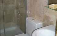 Toilet Kamar 6 Hostal Moncloa