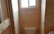 Toilet Kamar 5 Secluded Tiny Home Fairmont