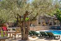 Swimming Pool Hotel L'escarbille